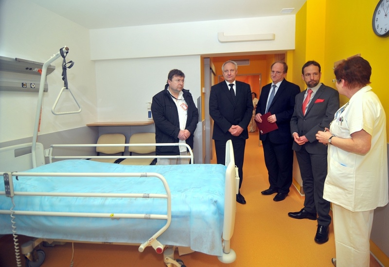 Čestní hosté při prohlídce nově modernizovaných prostor oddělení Ortopedie a Urologie. Foto: J. Urban